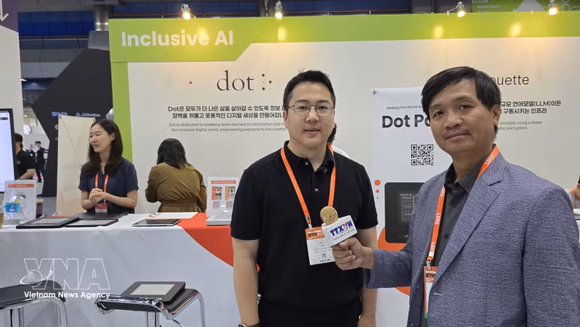 韩国触觉显示技术公司Dot Inc创始人兼首席执行官Eric Ju Yoon Kim接受越通社驻韩国记者的采访。图自越通社