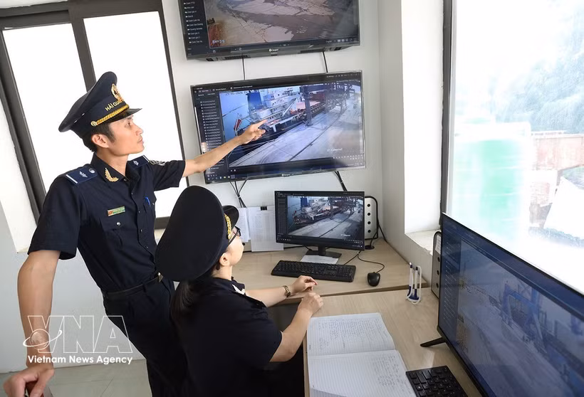 乂安省炉门港海关应用新技术，对进出口货物实施监管。图自越通社 