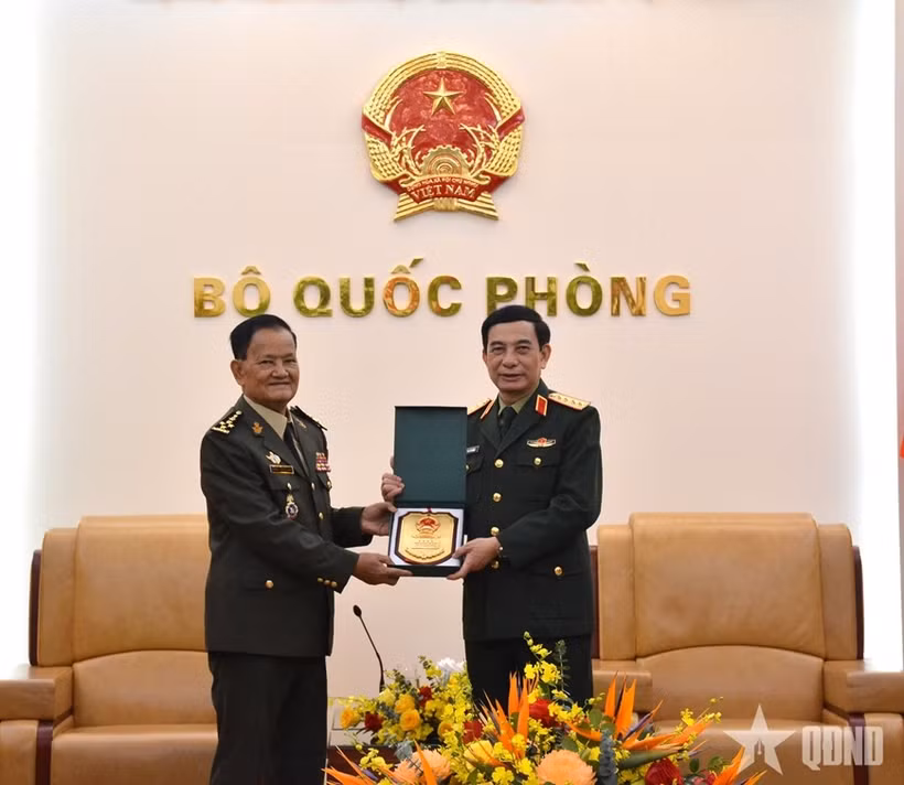 越南国防部长潘文江大将向柬埔寨国防部国务秘书普隆丹大将赠送纪念品。图自《人民军队报》