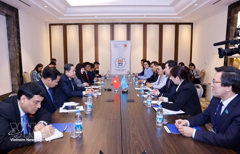 vnanet-potal-chu-tich-quoc-hoi-tran-thanh-man-gap-chu-tich-ha-vien-kazakhstan-8706120.jpg