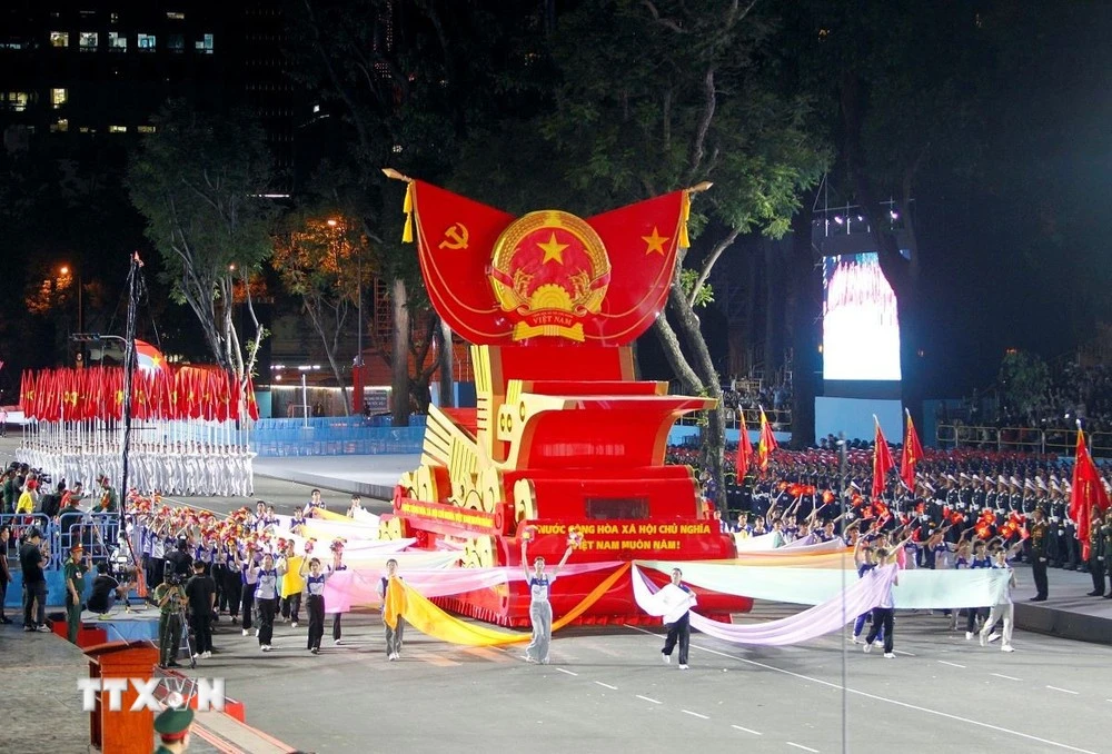 越南民族以钢铁般的意志和坚强无畏的本领谱写了光辉的英雄壮歌