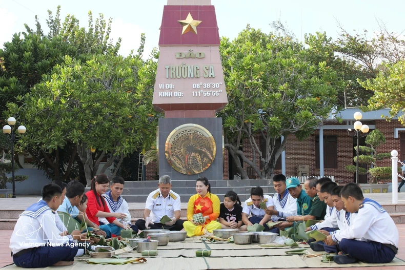 长沙特区的官兵在春节即将到来之际一起包粽子。越通社发