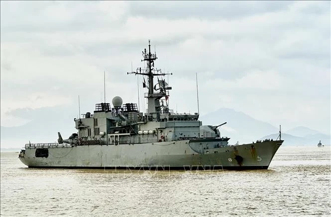 法国海军舰艇抵达岘港市进行友好访问。图自越通社