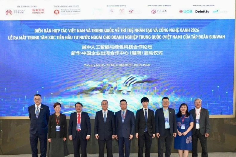 在舞台上合影贵宾在舞台上合影。新华集团供图