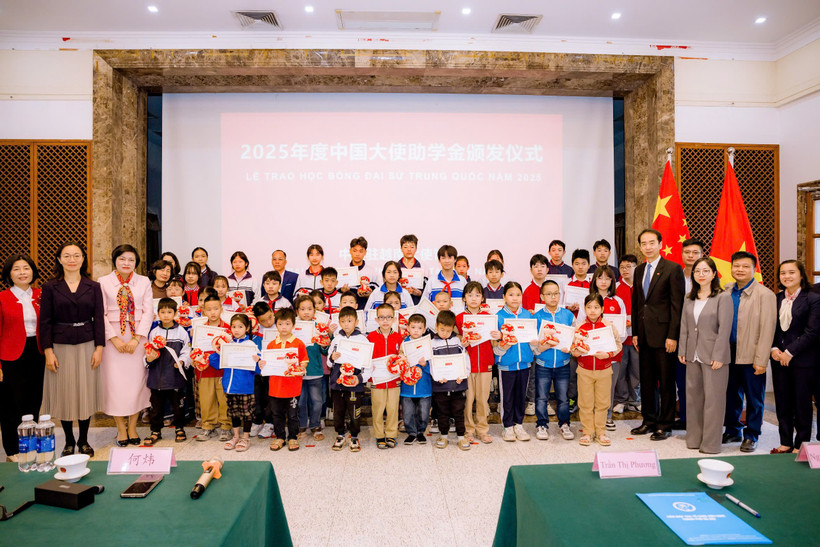中国驻越南大使馆在河内举行2025年度“中国大使助学金”颁发仪式。图自越通社