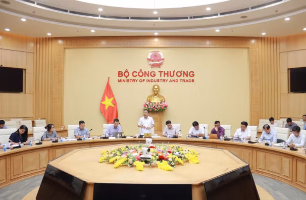 图1：工贸部召开会议贯彻落实第70号决议。工贸部供图