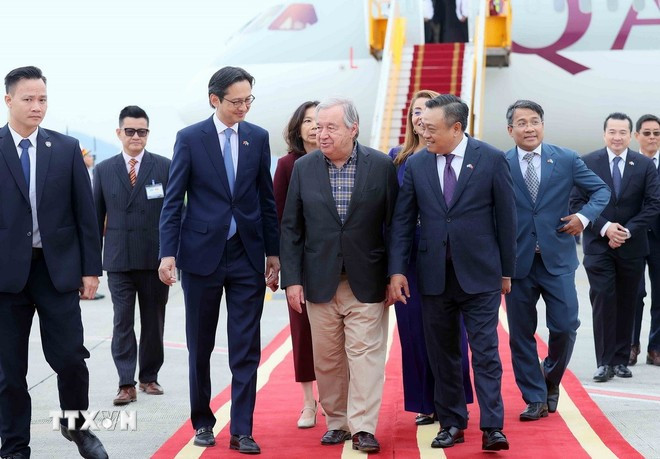 联合国秘书长安东尼奥•古特雷斯抵达河内 开始对越南进行正式访问。图自越通社