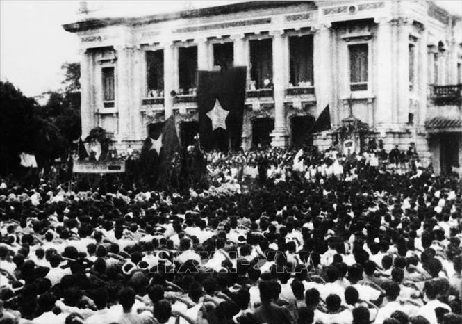 1945年8月19日在河内大剧院广场发起的总起义集会。图自越通社