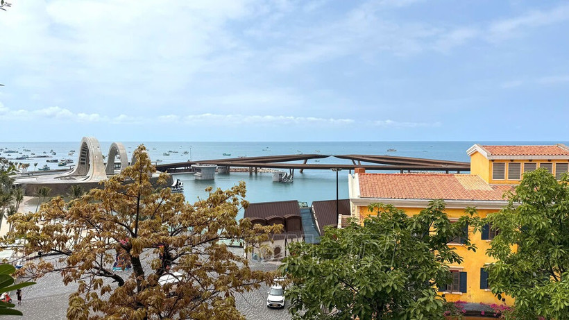 越南富国岛地中海日落镇的一角。图自越通社