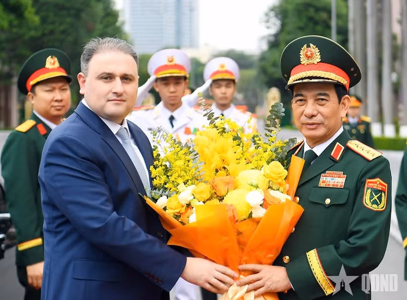 越南国防部长潘文江大将与阿塞拜疆国防工业部长武加尔·穆斯塔法耶夫 图自越通社