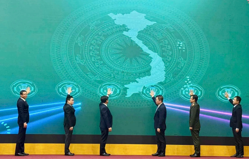 与会代表按下按钮 将农产品溯源系统投入运作 图自《都市经济报》