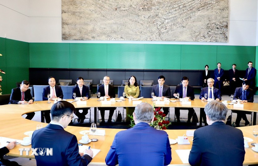 2025 年 7 月 2 日，联邦议院副议长博多·拉梅洛在会见越南国家副主席 武氏映春 时表示，他本人及德国联邦议院已启动向各相关方征求意见的程序，推进《越南—欧盟投资保护协定》（EVIPA）的批准进程。（图自越通社） 