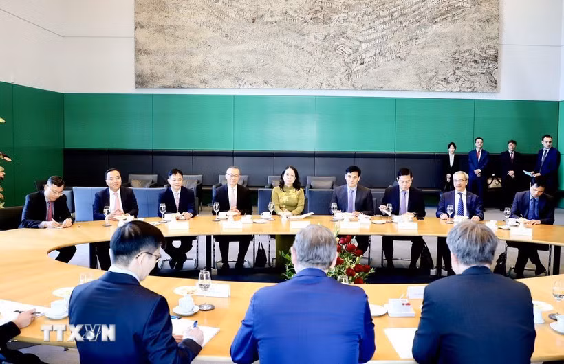 2025 年 7 月 2 日，联邦议院副议长博多·拉梅洛在会见越南国家副主席 武氏映春 时表示，他本人及德国联邦议院已启动向各相关方征求意见的程序，推进《越南—欧盟投资保护协定》（EVIPA）的批准进程。（图自越通社） 
