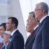 越共中央总书记苏林与哈萨克斯坦总统卡西姆若马尔特•托卡耶夫一同出席了阅兵仪式。图自 越通社
