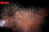 越南首都河内将于除夕夜（2月17日）0点至0点15分，在全市所有坊、乡的34个地点燃放烟花。图自《信息报》