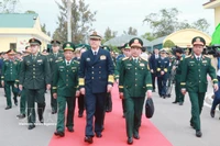 越南国防部长潘文江和中国国防部长董军3月18日视察茶古边防哨所。图自越通社