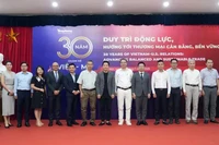 参加座谈会的与会代表合影。图自越通社
