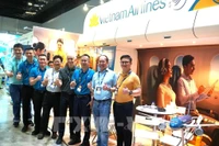 越南航空在马来西亚分公司的工作人员和合作伙伴。图自越通社