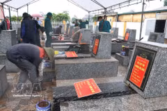 维新烈士陵园18座无名烈士墓于7月28日起开始发掘取样。图自越通社