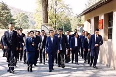 越南国会主席陈青敏和越南高级代表团参观枣园革命旧址书记处会议室。图：越通社