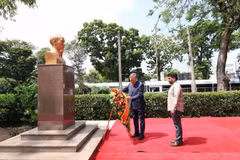 越共中央总书记、国家主席苏林在科伦坡胡志明主席雕像前敬献鲜花 图自dangcongsan.org.vn.jpg