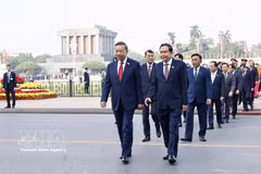 会前，越南党和国家领导人、越南祖国阵线领导人及国会代表向胡志明主席陵敬献花圈，并瞻仰胡志明主席陵 图自越通社