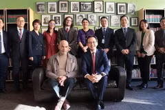 越南驻联合国常驻代表团团长杜雄越与美国共产党主要领导人合影 图自越通社