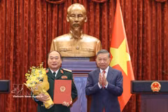 越共中央总书记、国家主席苏林向黎光道授予上将军衔 图自越通社