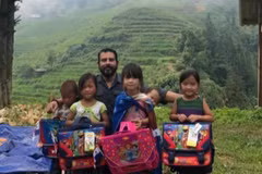 前巴拿马驻越南大使塞尔维奥·萨穆迪奥与越南少数民族儿童合影 图自越通社