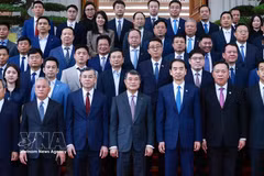 越南政府总理黎明兴与在越中资企业代表合影。图自越通社
