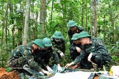 第337经济国防团烈士遗骸搜寻队工作人员在广治省向立乡Cựp Cuôi村Cây Lỗi溪山一带搜寻、归集烈士遗骸。图：越通社发