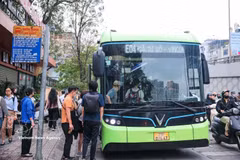 河内明开路，乘客乘坐电动公交车。图：越通社 