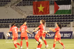 越南U17女足球员在攻破吉尔吉斯斯坦U17女足球门、帮助球队以1比0领先后庆祝。图自越通社