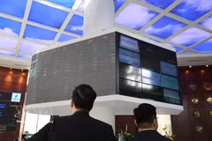 投资者在HOSE交易所盯盘。图：越通社