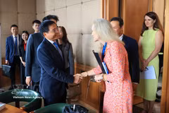 越南政府副总理阮文胜会见世界贸易组织（WTO）副总干事詹妮弗·D.J.·诺德奎斯特 图自越通社