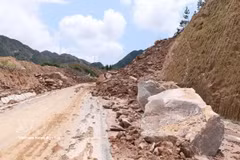 国道279号线路面被数十立方米土石掩埋。图片来源：越通社