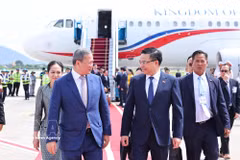 越南工贸部长黎孟雄在河内内排国际机场迎接柬埔寨首相洪玛奈。图自越通社