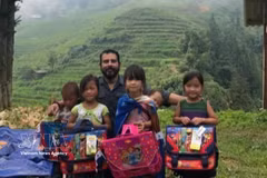 前巴拿马驻越南大使塞尔维奥·萨穆迪奥与越南少数民族儿童合影 图自越通社