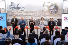 各位嘉宾共同为纪念越泰建交50周年图片展开幕剪彩。图自越通社