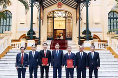 越共中央总书记、国家主席苏林向两名越南驻外大使颁发任命决定 图自越通社