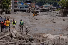 2026年8月27日，尼泊尔努瓦科特地区发生洪水和山体滑坡灾害后，救援人员搜寻遇难者。图自新华社/越通社发 