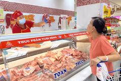 在胡志明市李常杰Co.opmart超市的Vissan柜台，市民正在购买猪肉。图自越通社