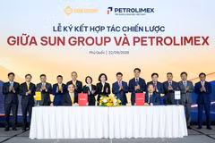 Sun Group集团副总经理阮孟军与Petrolimex副总经理阮光勇签署双方战略合作协议。图自Petrolimex