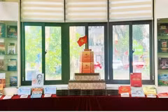 展示介绍1945年八月革命典型文献资料。图/河内文化与图书馆中心