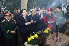越南国家主席梁强出席雄王祭祖大典并敬香 图自越通社