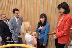 选举结果公布后，众多国际友人前来向越南代表团表示祝贺。图自越通社