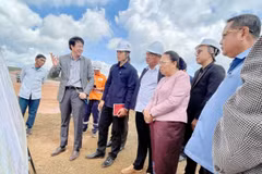 老挝国会副主席视察越南在老挝重点项目。图自 越通社。