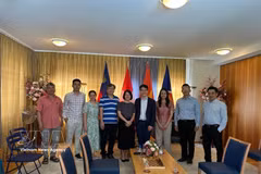 越南国际象棋队棋手与越南驻瑞士大使馆干部合影。图片来源：越通社发