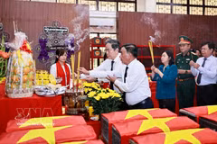 越南国会主席陈青敏、越共中央书记处常务书记陈锦秀与代表们在烈士遗骸停放处敬献香花，缅怀英雄烈士。图片来源：越通社