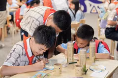 越中两国少年儿童共同体验中国非物质文化遗产。图：越通社发